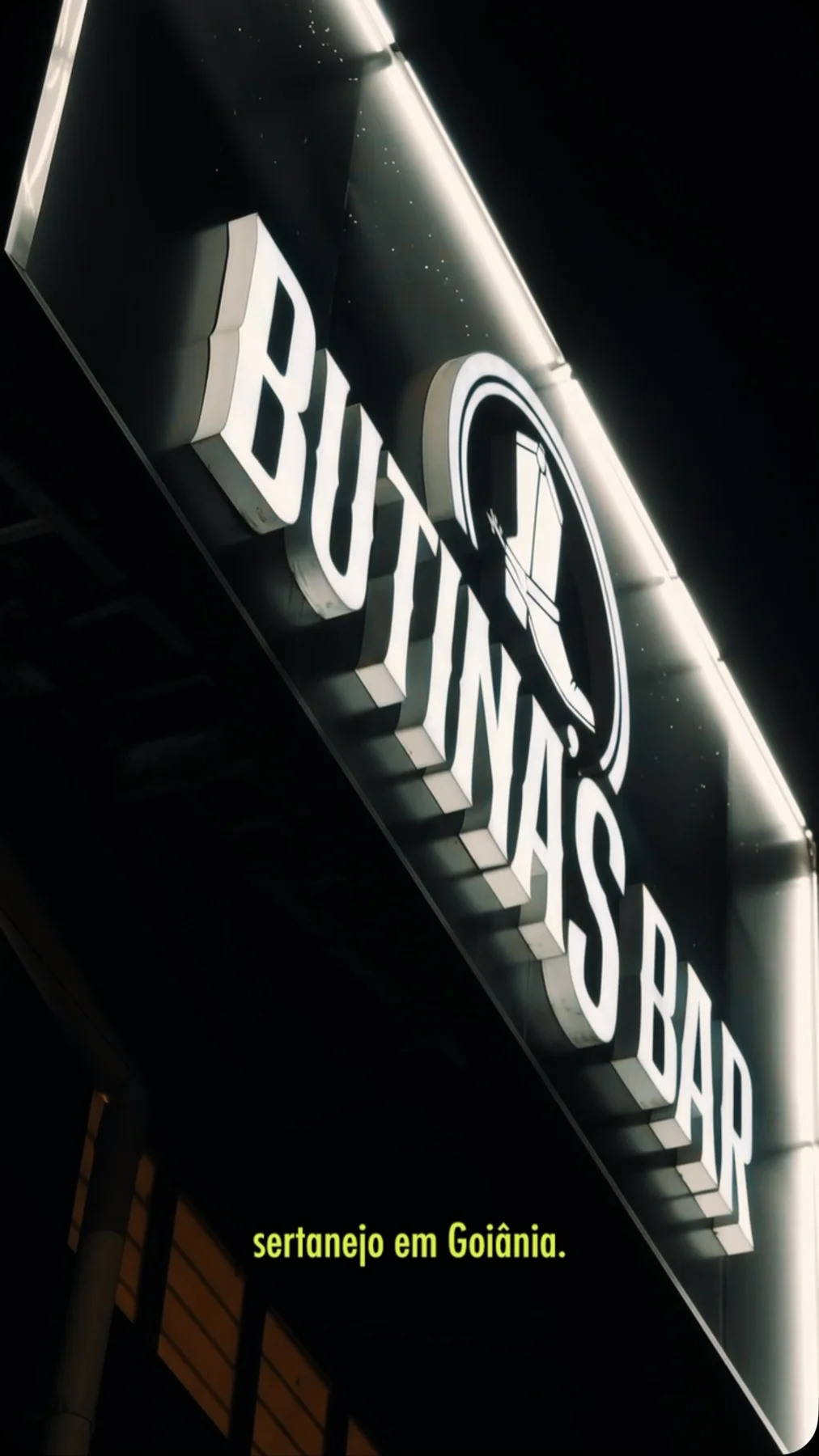 Letreiro iluminado do Butinas Bar